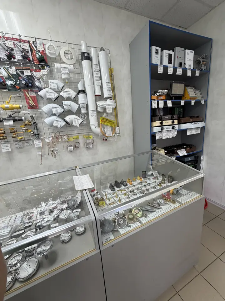 Витрины с запчастями и газовой арматурой